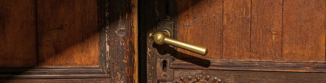 Dorr Handle A brass door handle on an old wooden door